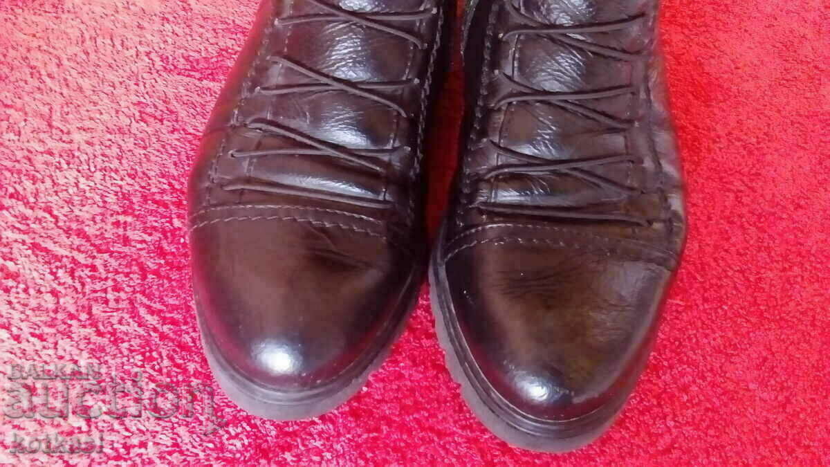 Δερμάτινα παπούτσια νούμερο 39 μποτάκια τύπου NEW TREND με τιμή 25.00 BGN | € 12.78 Δερμάτινα παπούτσια νούμερο 39 μποτάκια τύπου NEW TREND με τιμή 25.00 BGN | € 12.78