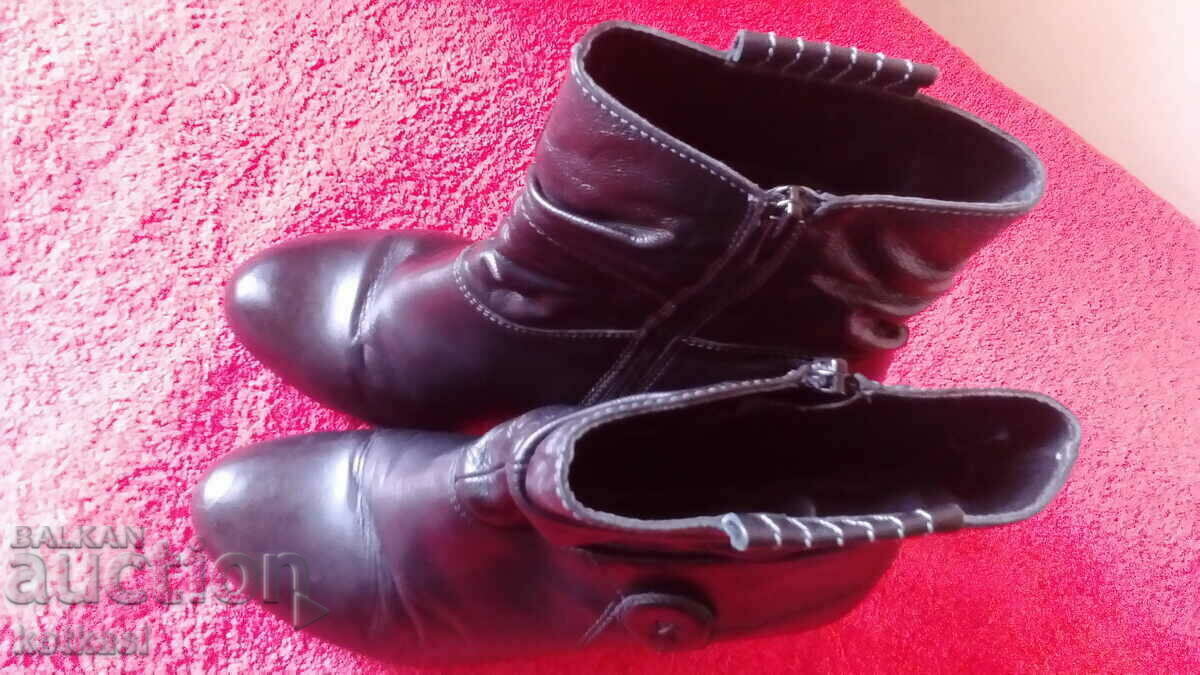 Women's leather boots heel number 39 with price 65.50 BGN | € 33.49 Women's leather boots heel number 39 with price 65.50 BGN | € 33.49