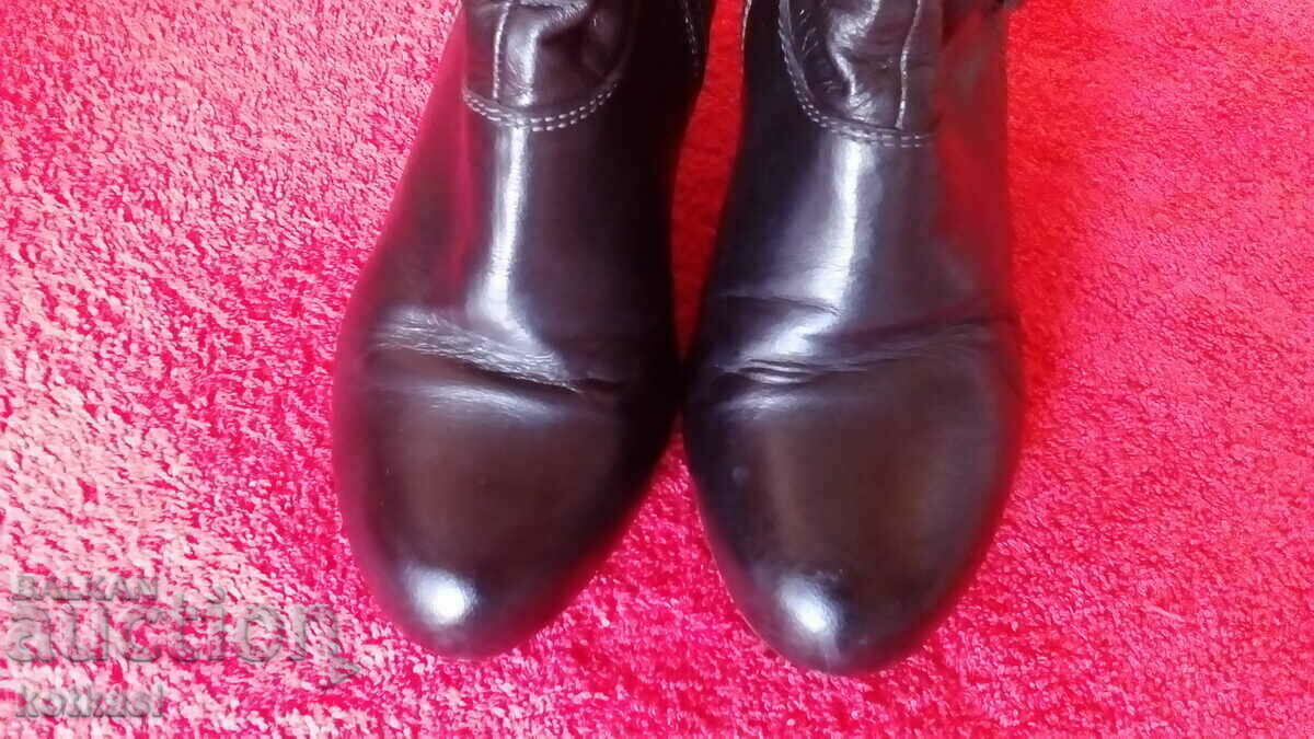 Auction Women's leather boots heel number 39 Auction Women's leather boots heel number 39