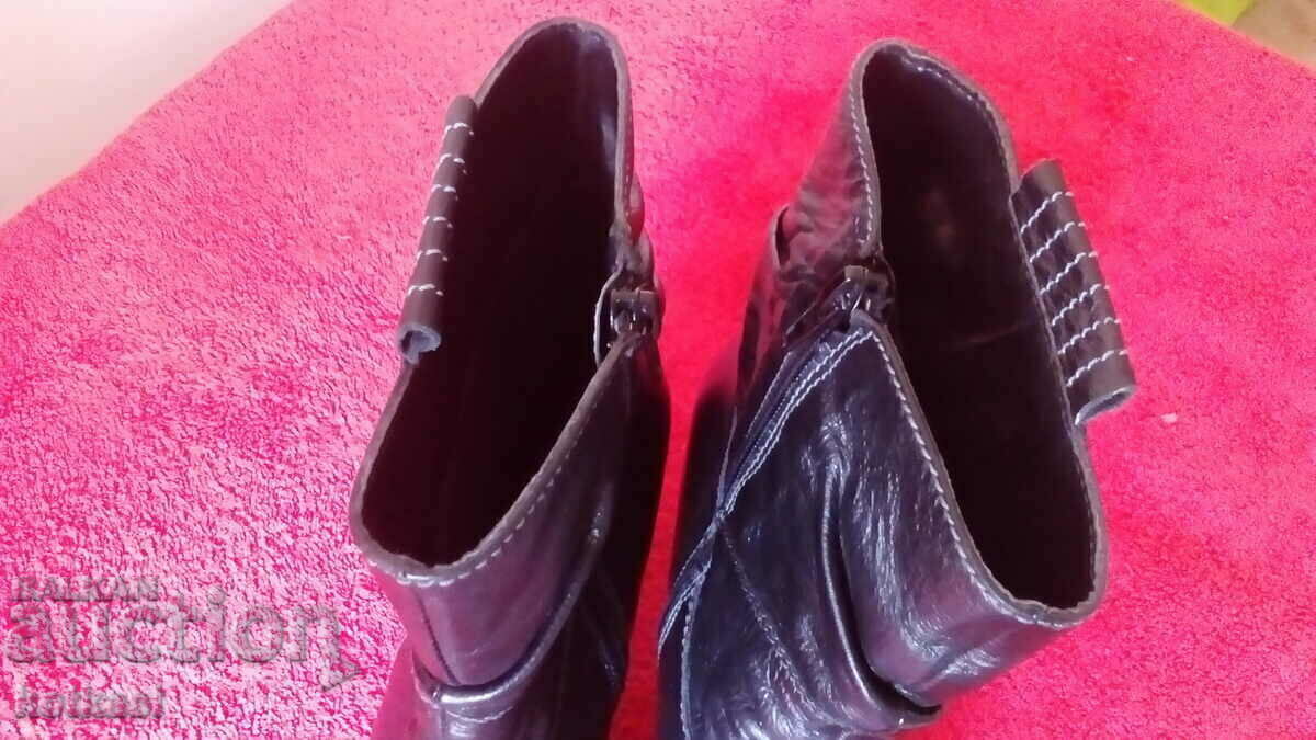 Delivery of Women's leather boots heel number 39 Delivery of Women's leather boots heel number 39