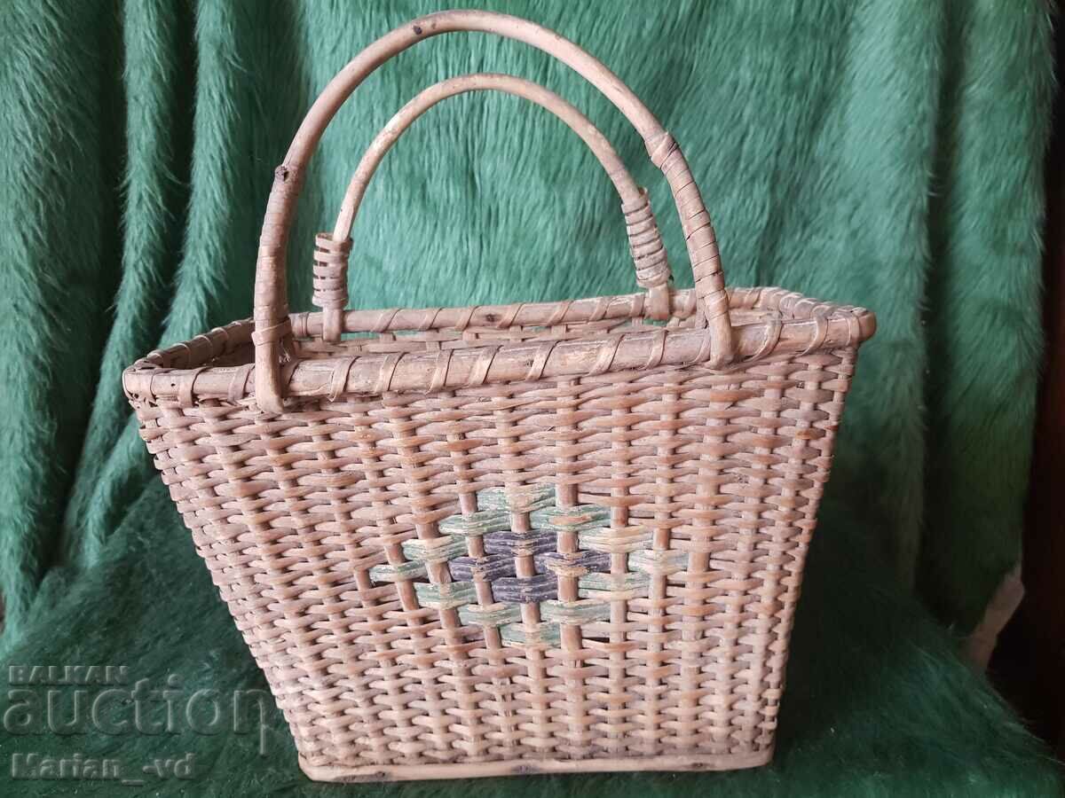 Старинна плетена кошница за интериор