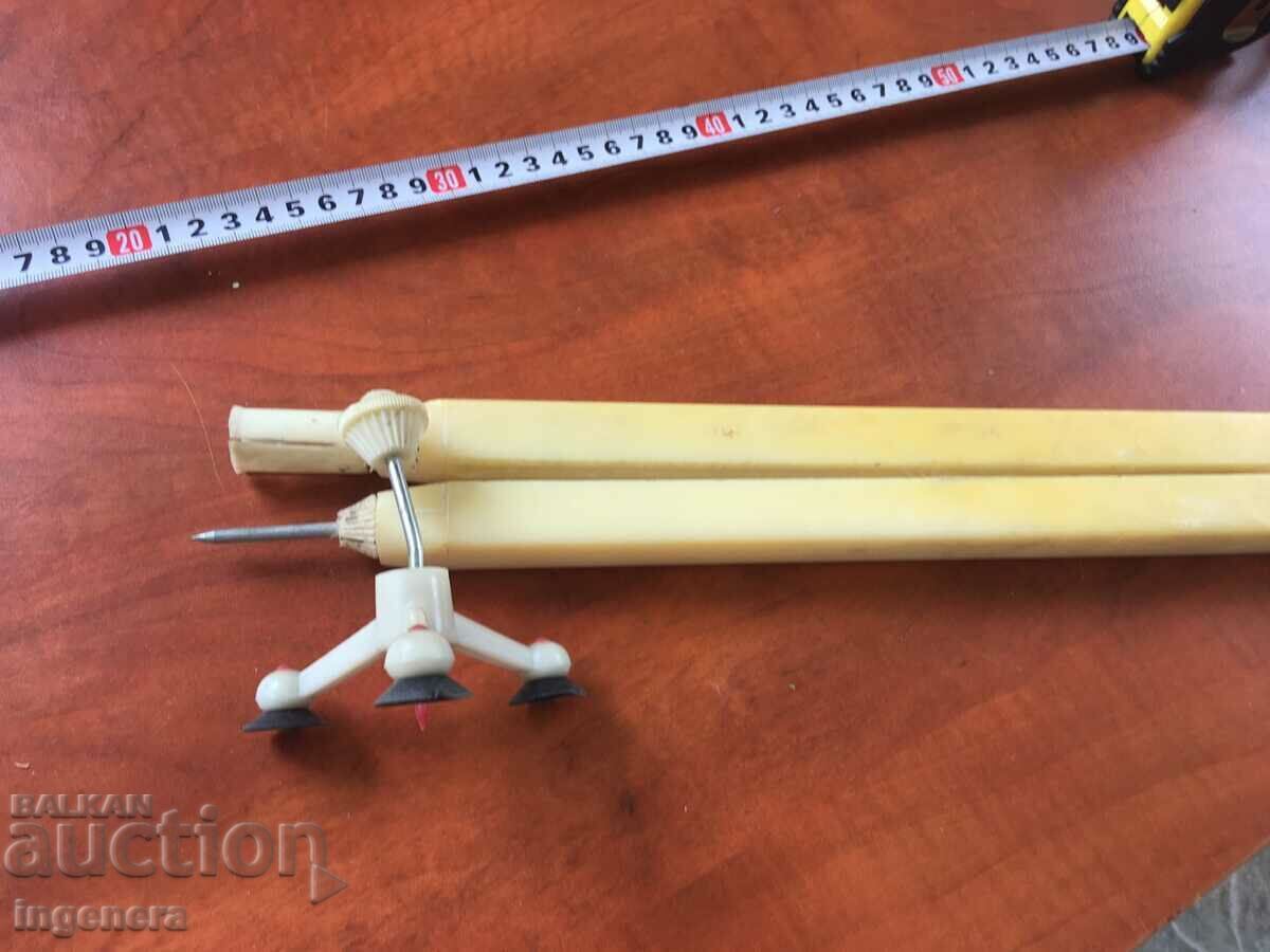 ETRIER PROFESOR CU DOUA OPRITOARE DIFERITE cu preț € 5.40 | 10.56 BGN