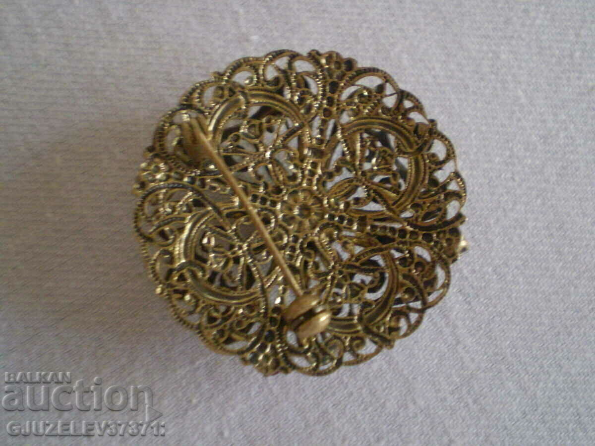 Ορειχάλκινο κρύσταλλο Old Ladies Brooch με τιμή 39.00 BGN | € 19.94 Ορειχάλκινο κρύσταλλο Old Ladies Brooch με τιμή 39.00 BGN | € 19.94