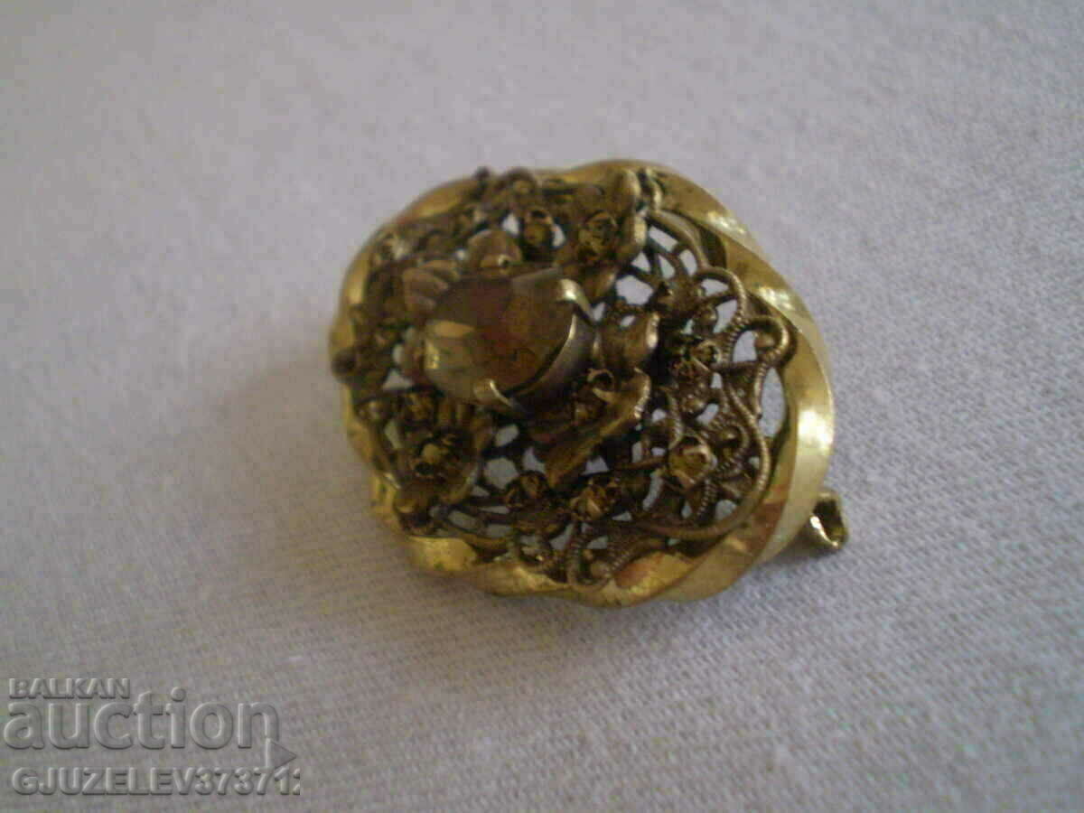 Antique aristocratic brooch marked with price 99.00 BGN | € 50.62 Antique aristocratic brooch marked with price 99.00 BGN | € 50.62