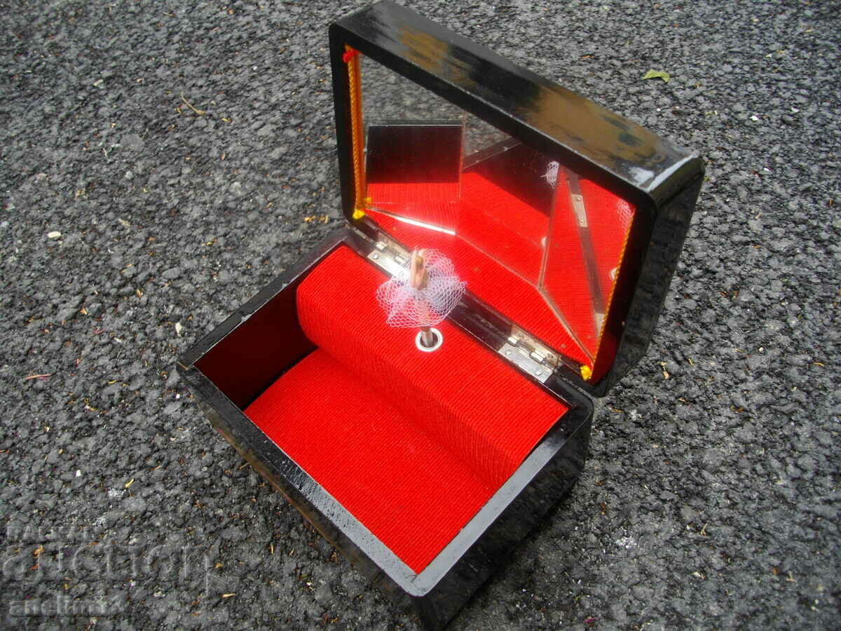 СТАРА МУЗИКАЛНА КУТИЯ ЗА БИЖУТА JAPAN