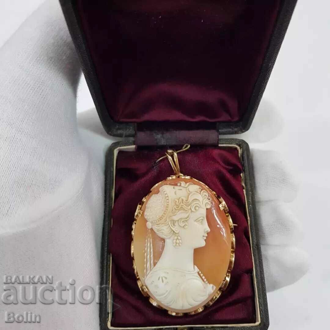 A rare class gold medallion brooch with Cameo 19th century with price 2900.00 BGN | € 1482.75