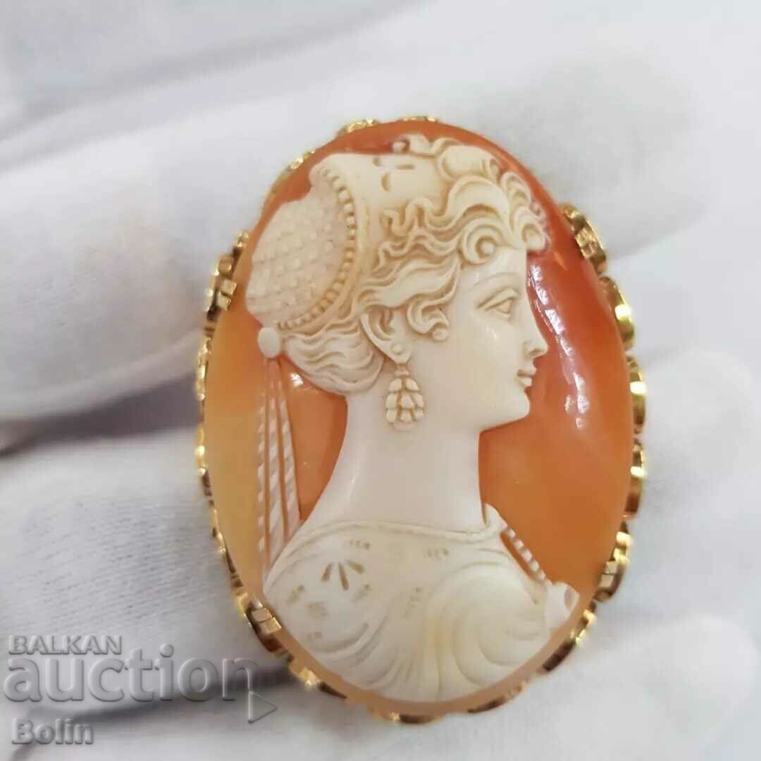 A rare class gold medallion brooch with Cameo 19th century