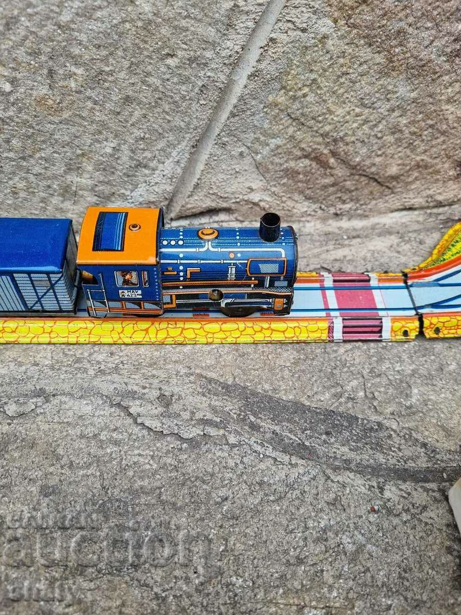 Παλιά σιδηροδρομικά αυτοκίνητα και ατμομηχανή με ράγες με τιμή 60.00 BGN | € 30.68