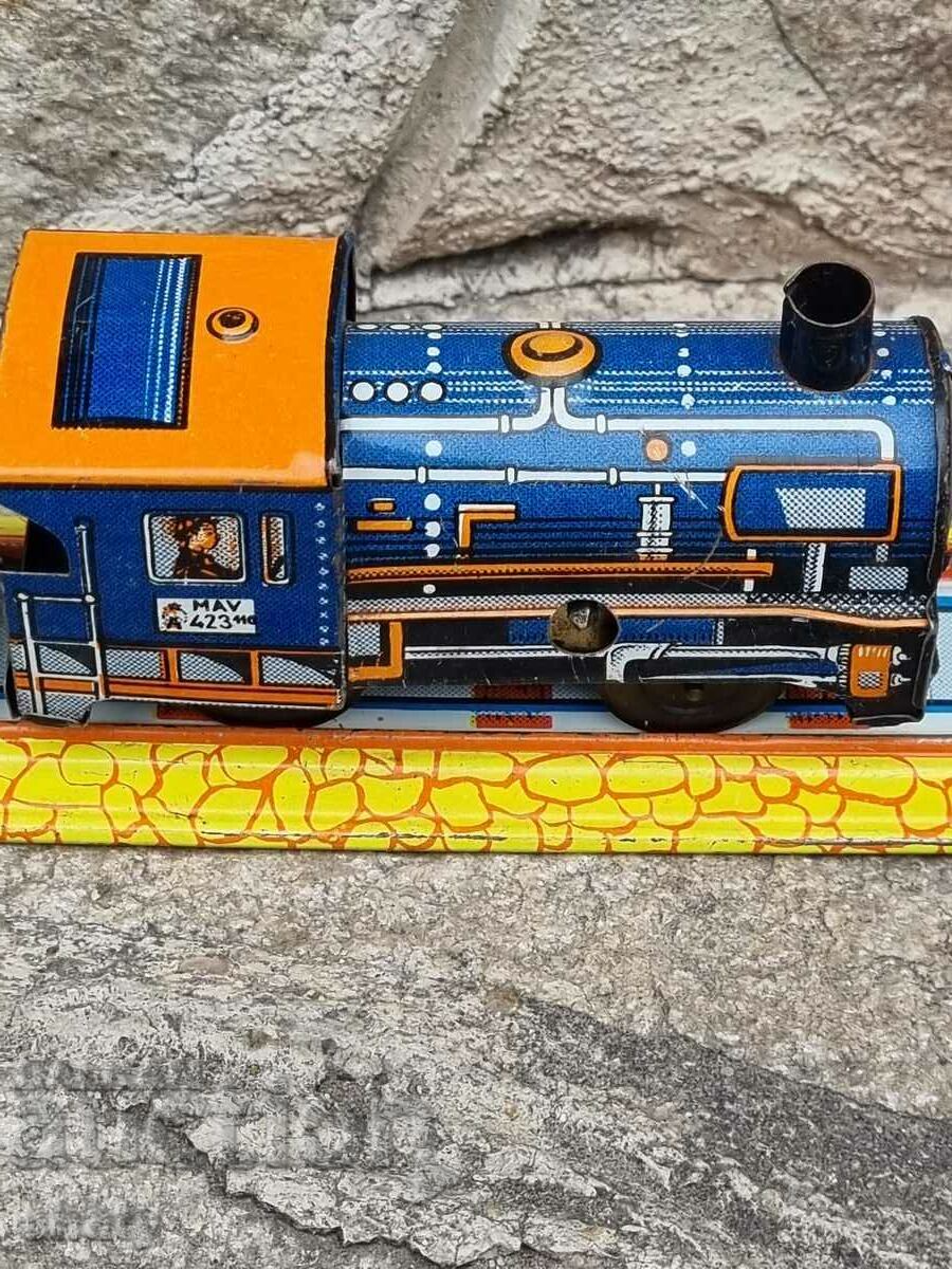 Δημοπρασία Παλιά σιδηροδρομικά αυτοκίνητα και ατμομηχανή με ράγες