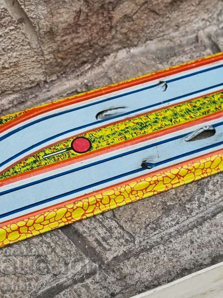 Παλιά σιδηροδρομικά αυτοκίνητα και ατμομηχανή με ράγες - 6