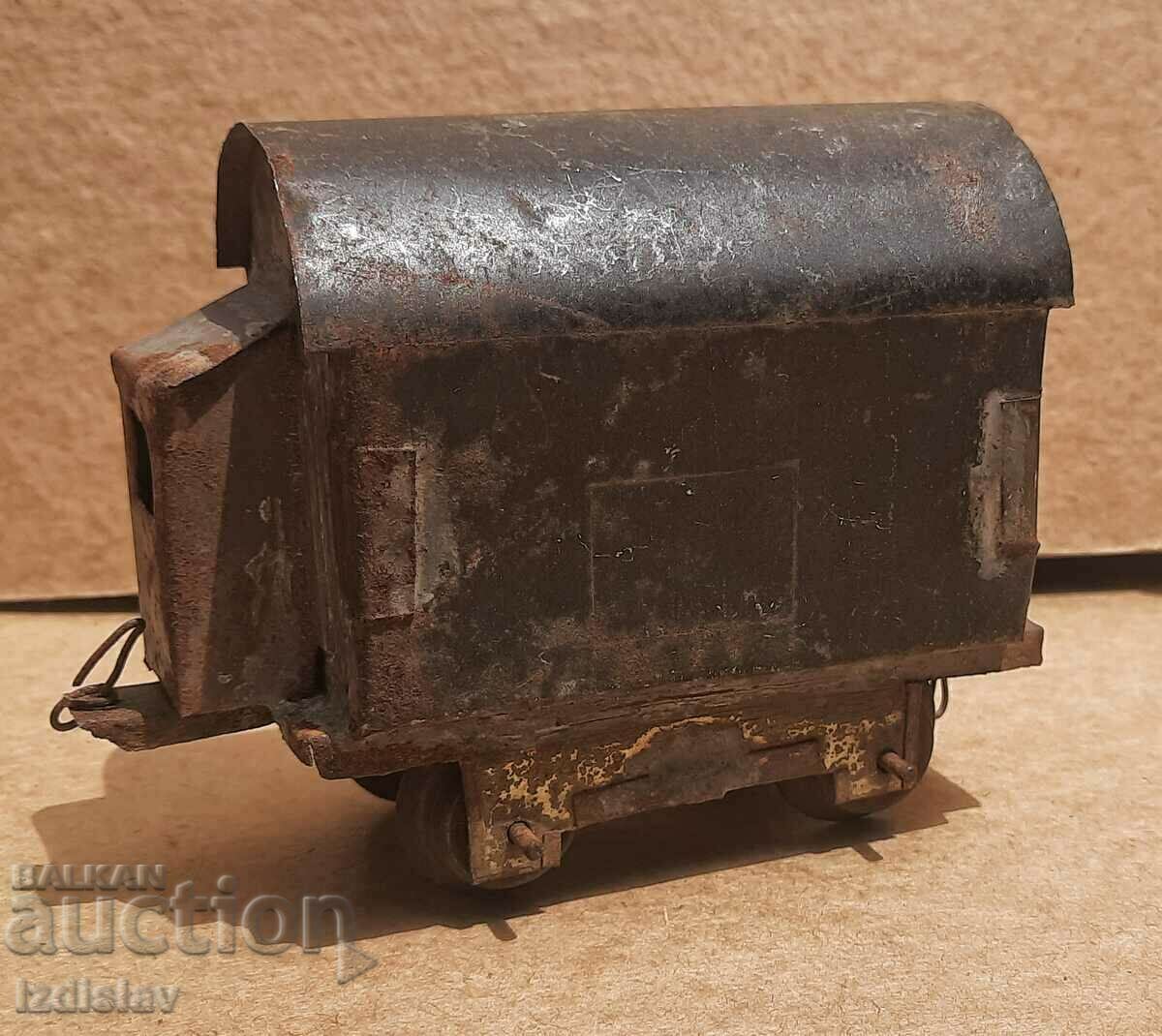 Стара ламаринена играчка вагон от влак