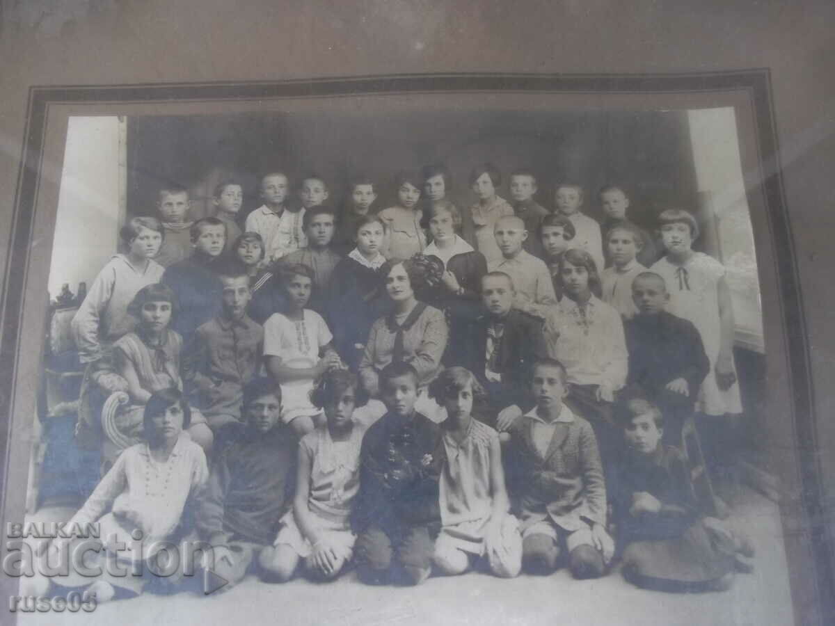 Παλιά φωτογραφία σε κορνίζα σχολικής τάξης με τιμή 50.00 BGN | € 25.56 Παλιά φωτογραφία σε κορνίζα σχολικής τάξης με τιμή 50.00 BGN | € 25.56