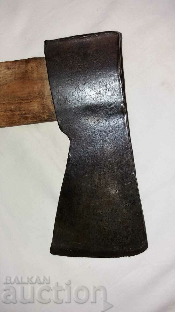 Παλιό σταμπωτό τσεκούρι με τιμή 60.00 BGN | € 30.68 Παλιό σταμπωτό τσεκούρι με τιμή 60.00 BGN | € 30.68