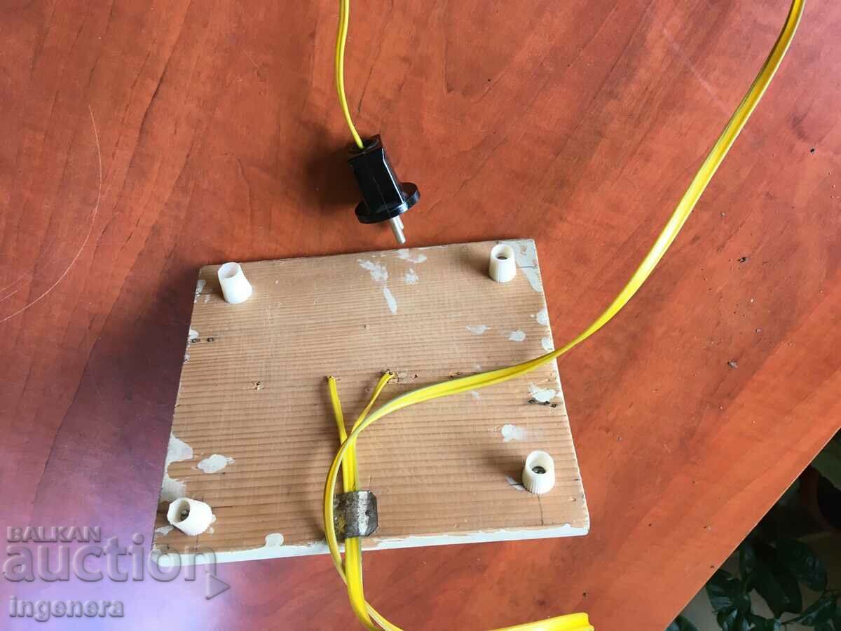 Livrarea LAMPA DE MASA PRISA RETRO SI PRISA RETRO Livrarea LAMPA DE MASA PRISA RETRO SI PRISA RETRO