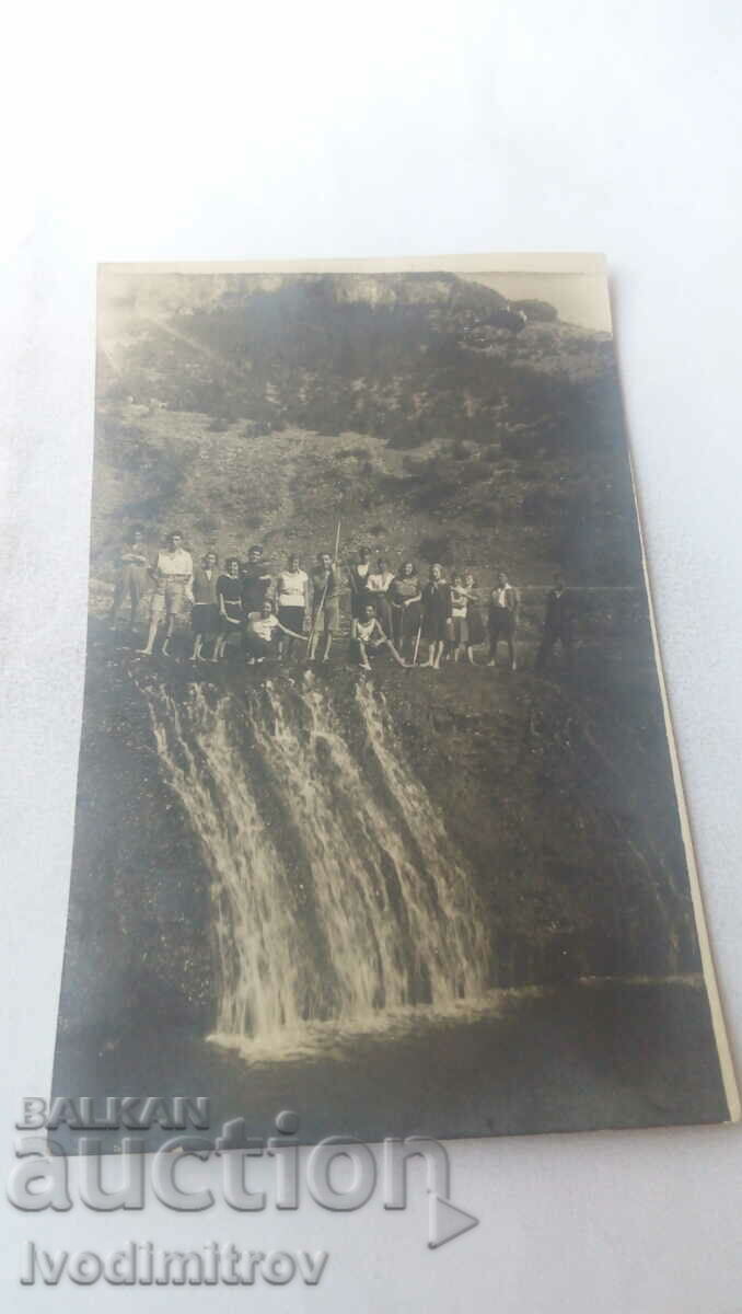 Photo Young men and women over a waterfall