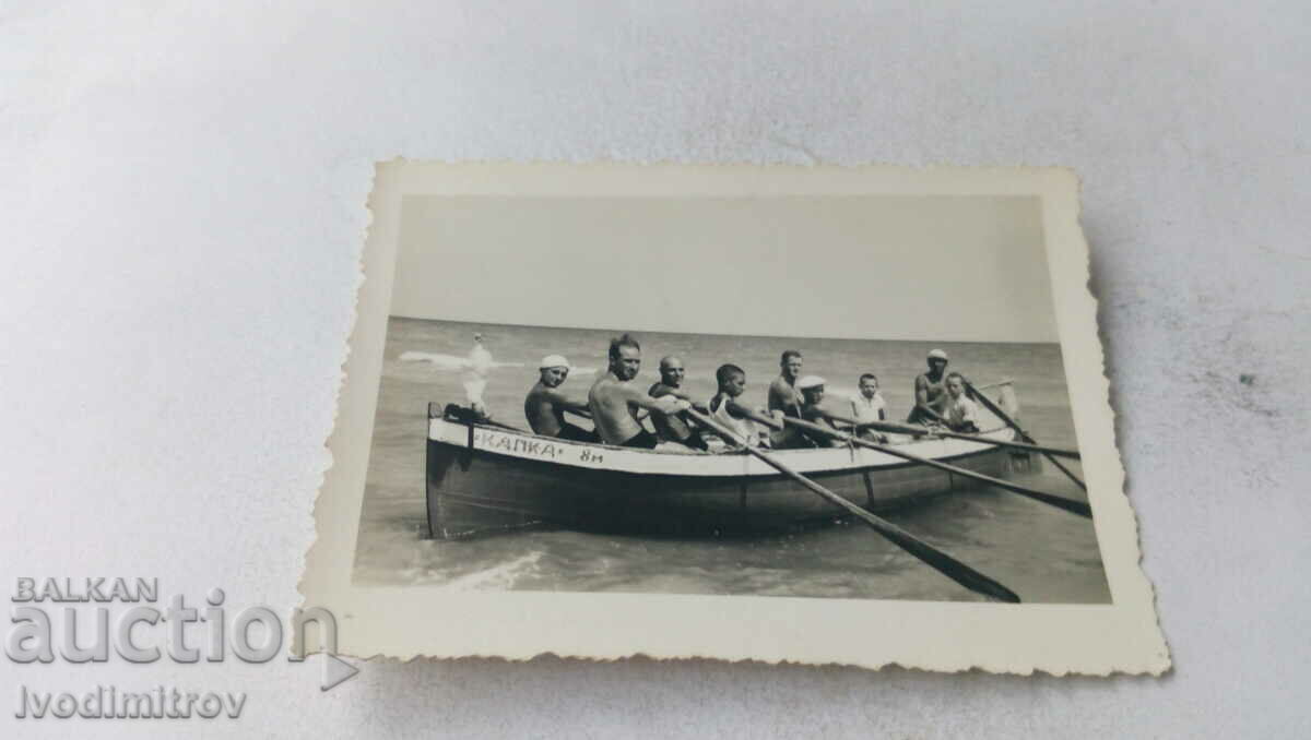 Photo Men and boys with a boat DROP on the seashore