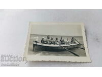 Foto Bărbați și băieți cu o barcă DROP pe malul mării