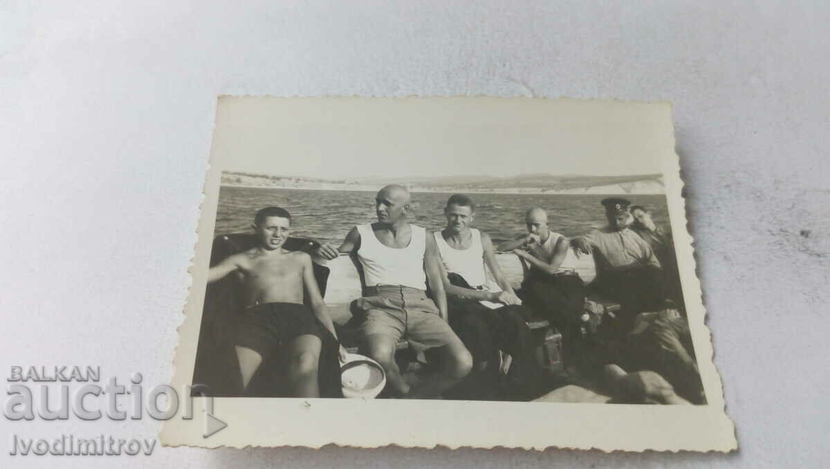 Photo Men and boys in a boat in the sea