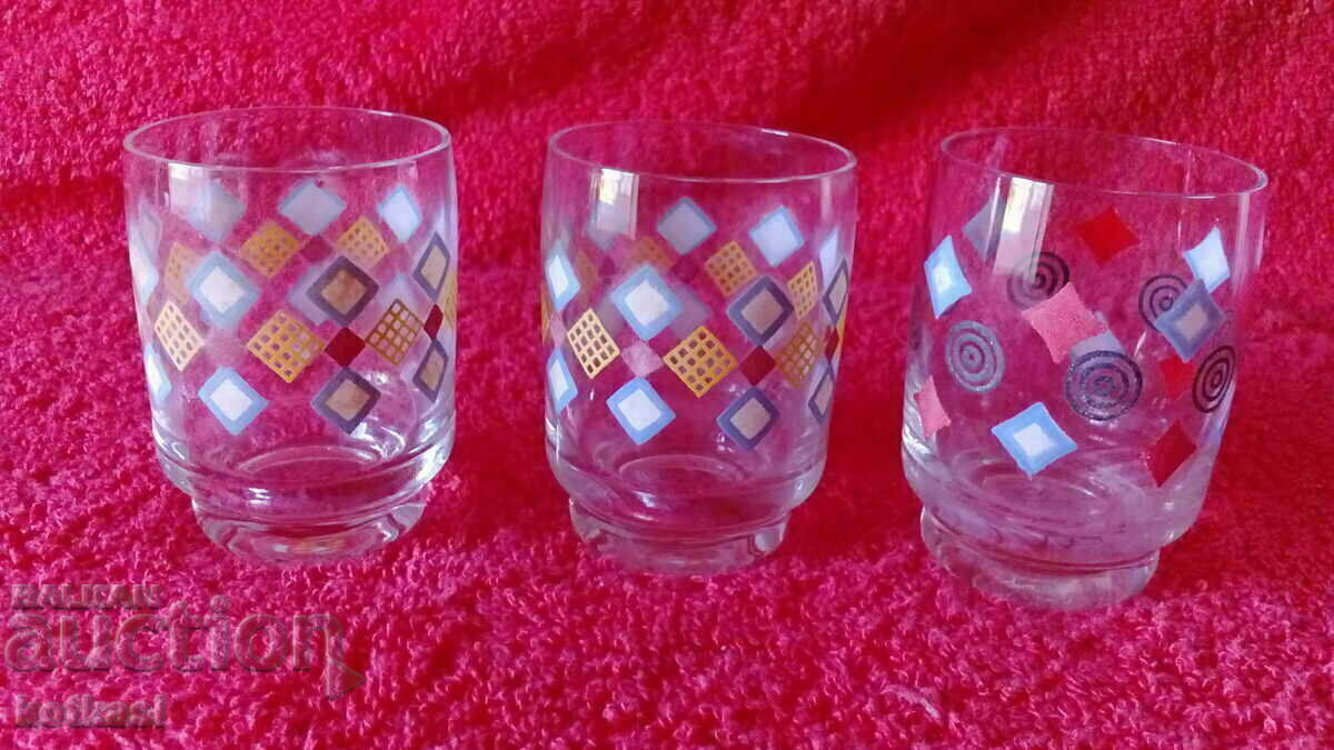 Lot de trei pahare vechi de sticlă pictate cu preț 8.50 BGN | € 4.35 Lot de trei pahare vechi de sticlă pictate cu preț 8.50 BGN | € 4.35