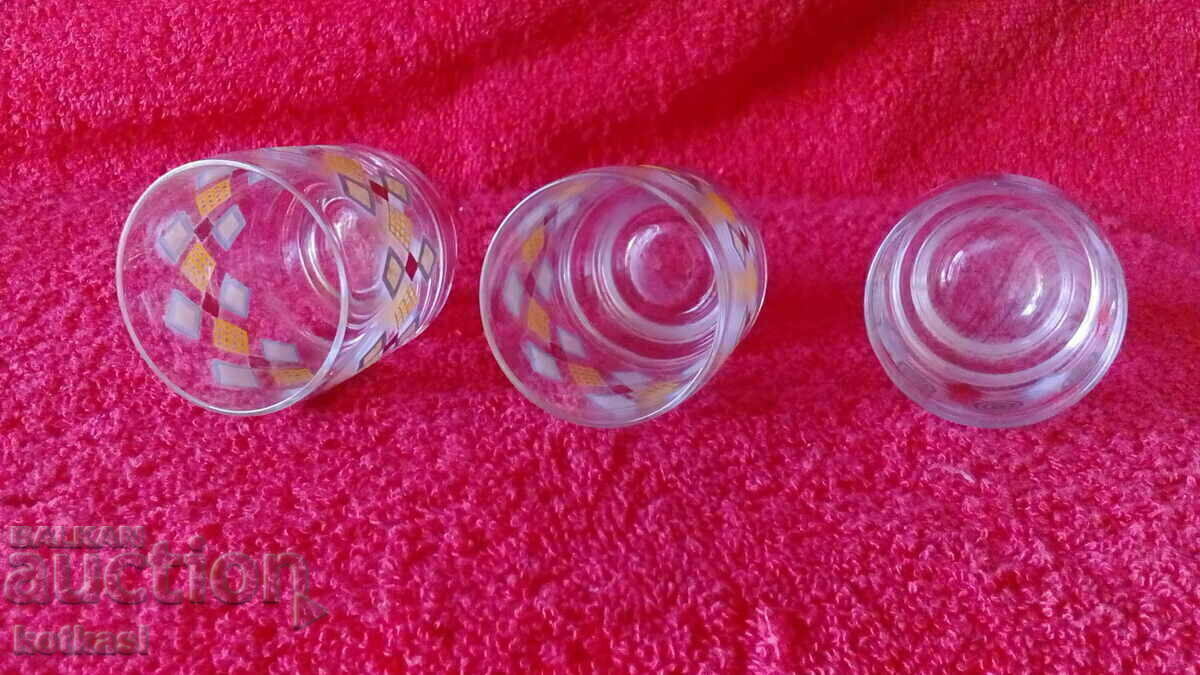 Licitație Lot de trei pahare vechi de sticlă pictate Licitație Lot de trei pahare vechi de sticlă pictate