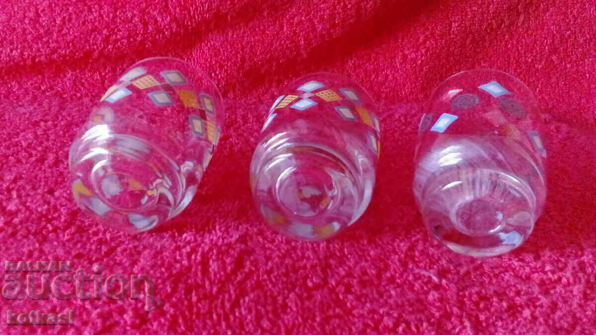 Livrarea Lot de trei pahare vechi de sticlă pictate Livrarea Lot de trei pahare vechi de sticlă pictate