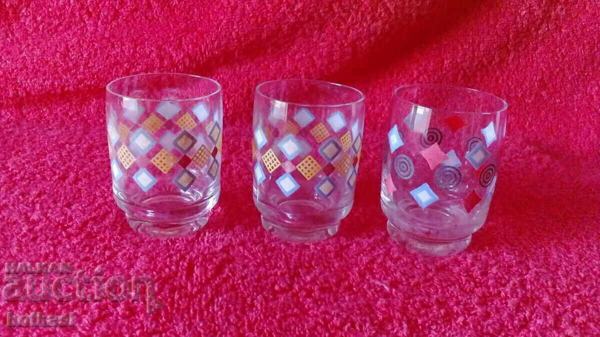 Lot de trei pahare vechi de sticlă pictate Lot de trei pahare vechi de sticlă pictate