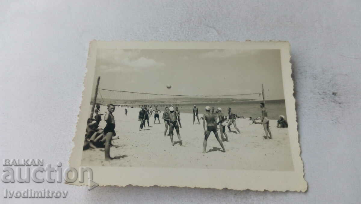 Φωτογραφία Άνδρες που παίζουν βόλεϊ στην παραλία