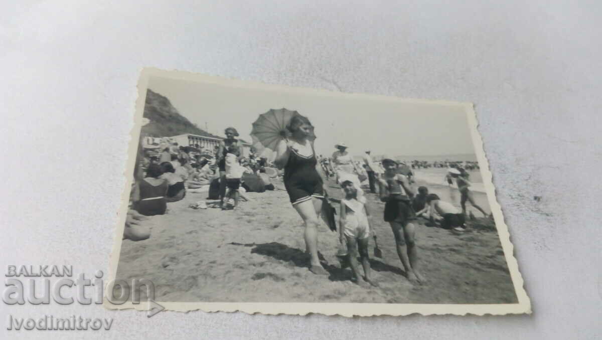 Снимка Жена и две момиченца на плажа