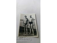 Fotografie Doi bărbați în costume de baie pe malul râului