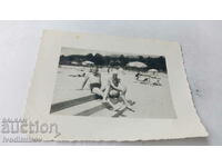 Снимка Младеж и девойка на стълби на плажа