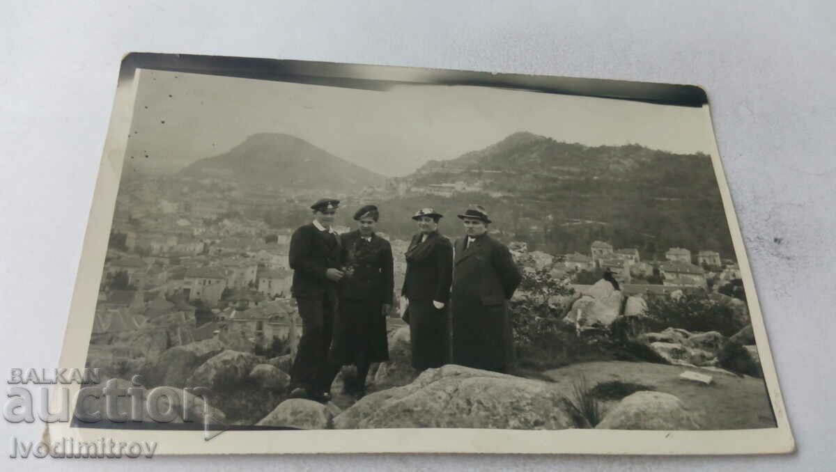 Φωτογραφία Plovdiv Ένας άνδρας, δύο γυναίκες και ένας νεαρός άνδρας σε έναν από τους λόφους