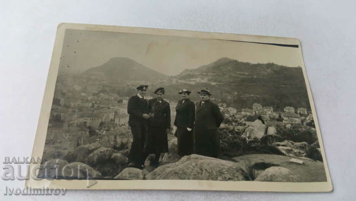 Φωτογραφία Plovdiv Ένας άνδρας, δύο γυναίκες και ένας νεαρός άνδρας σε έναν από τους λόφους