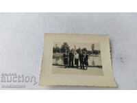 Снимка Младеж и четири девойки пред езеро в парка