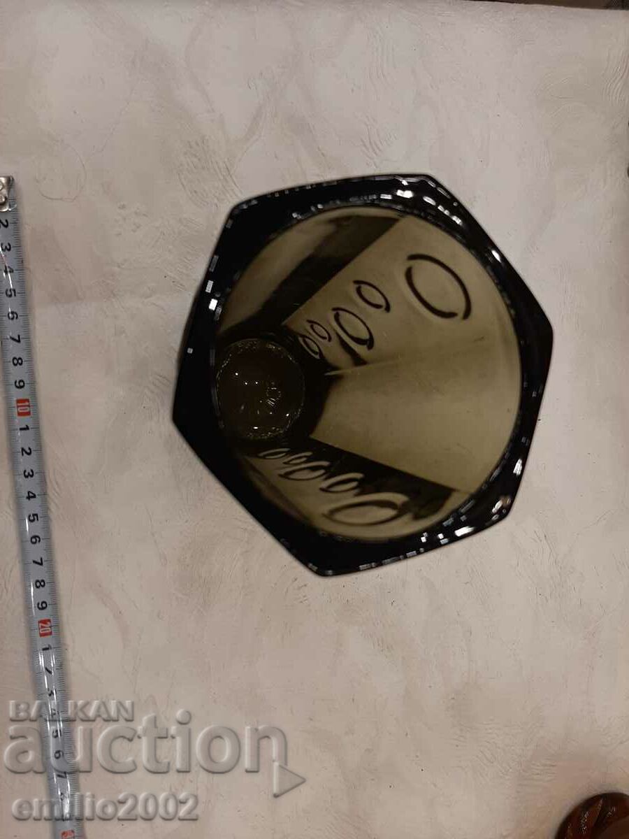 Vaza de sticla retro social cu preț 9.00 BGN | € 4.60 Vaza de sticla retro social cu preț 9.00 BGN | € 4.60