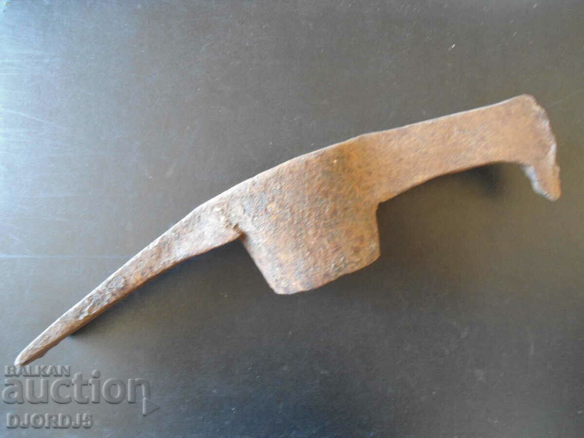 Old pitchfork, engraved, 1,700 kg.