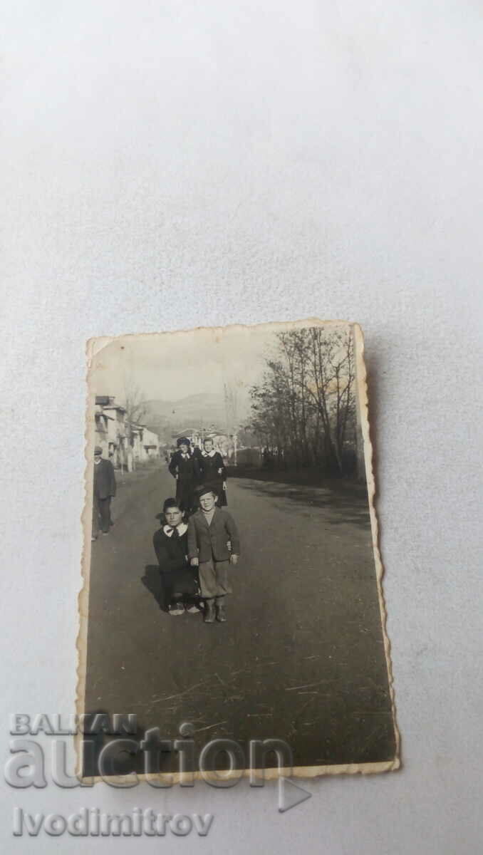 Foto Trei fete și un băiat pe stradă