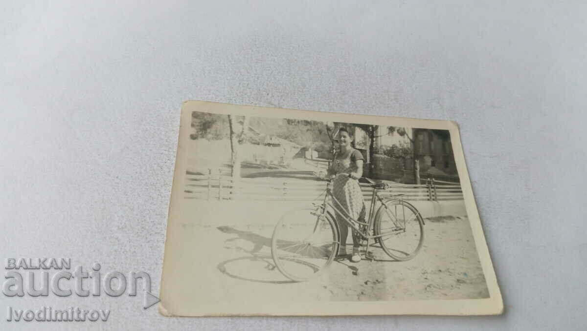 Fotografie Samokov Femeie cu o bicicletă retro 1953