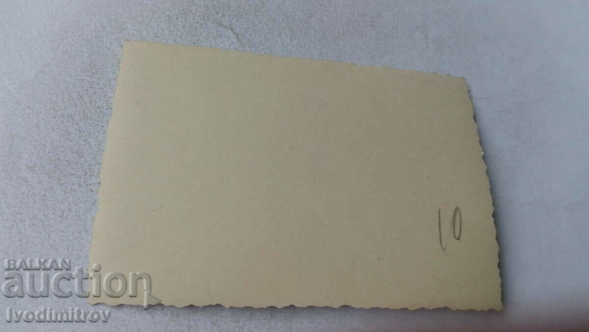 Φωτογραφία Νεαρό κορίτσι σε έναν περίπατο πάνω από τη θάλασσα με τιμή 1.15 BGN | € 0.59 Φωτογραφία Νεαρό κορίτσι σε έναν περίπατο πάνω από τη θάλασσα με τιμή 1.15 BGN | € 0.59