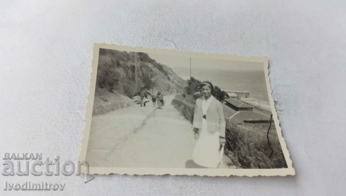 Fotografie Fată tânără pe o promenadă deasupra mării