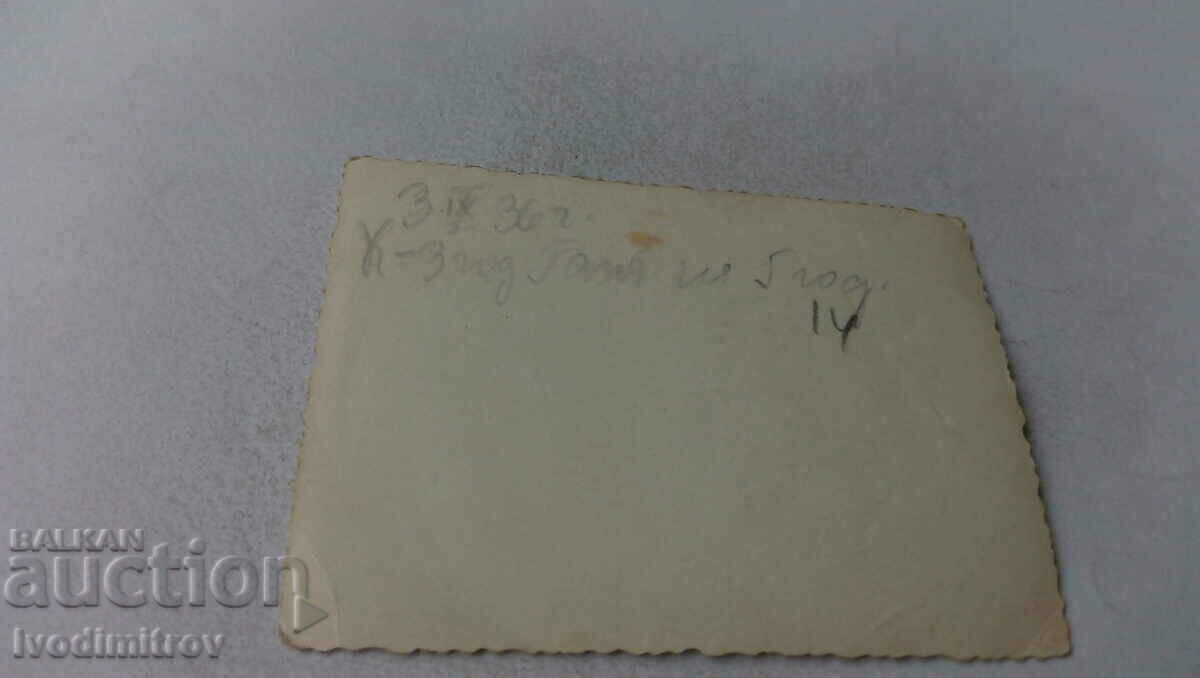 Φωτογραφία ενός αγοριού και ενός κοριτσιού με τιμή 1.15 BGN | € 0.59 Φωτογραφία ενός αγοριού και ενός κοριτσιού με τιμή 1.15 BGN | € 0.59