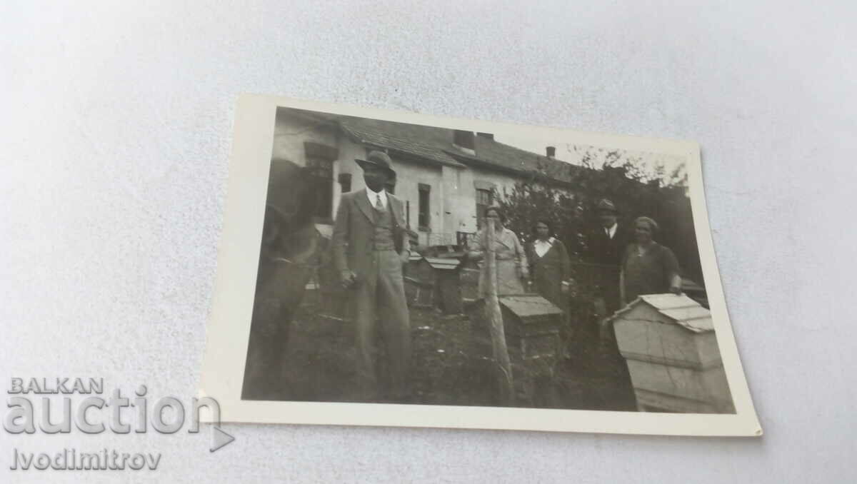 Снимка Мъже и жени в двор с кошери