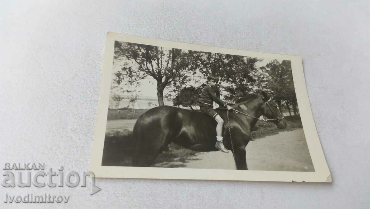 Снимка Момченце с черен кон
