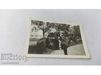 Foto Băiat cu un cal negru