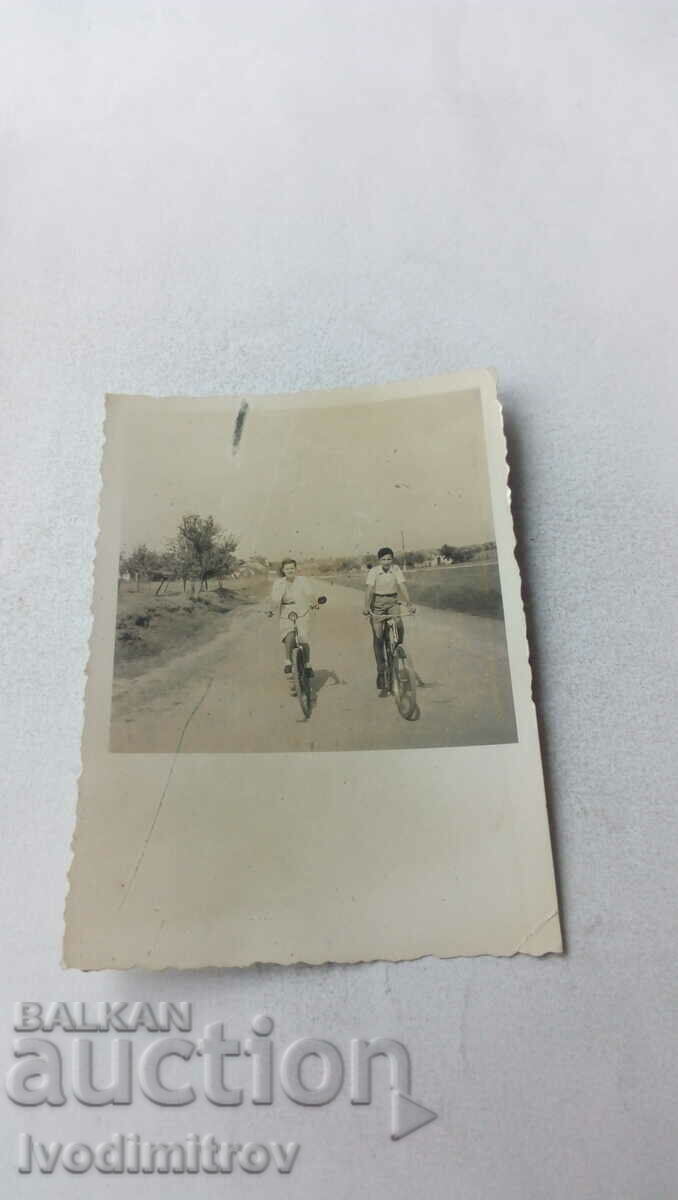Снимка Младеж и девойка с ретро велосипеди