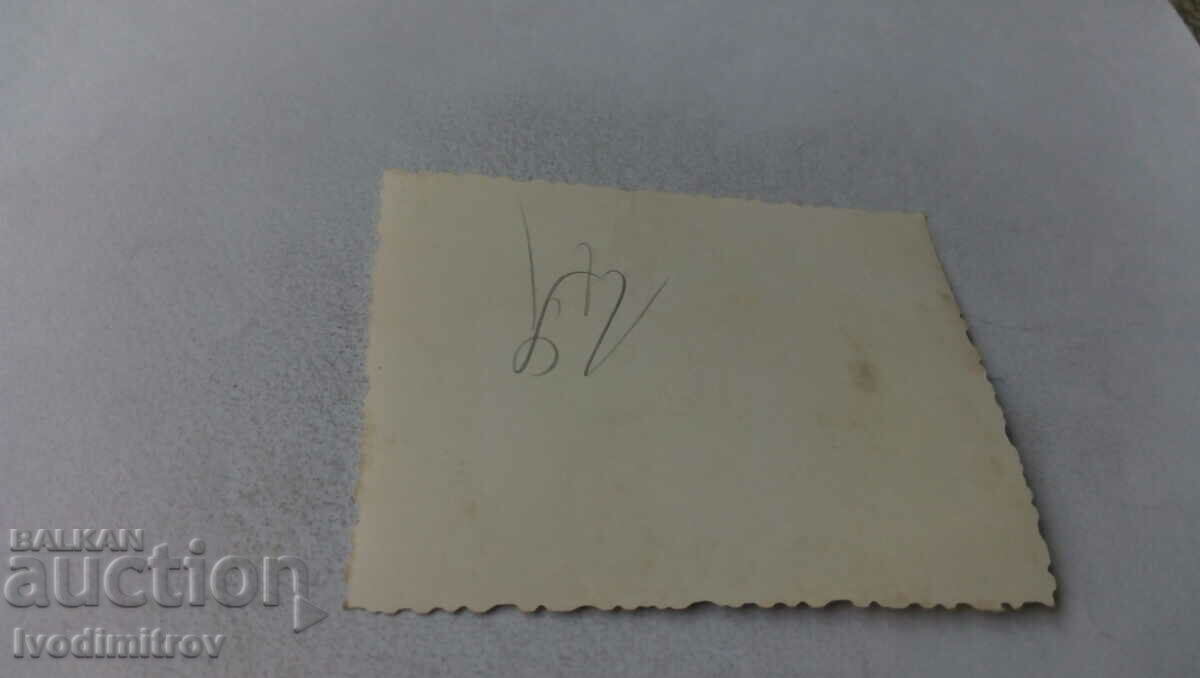 Φωτογραφία Ένας άνδρας και τρεις γυναίκες σε μια γέφυρα πάνω από τη θάλασσα με τιμή 1.15 BGN | € 0.59 Φωτογραφία Ένας άνδρας και τρεις γυναίκες σε μια γέφυρα πάνω από τη θάλασσα με τιμή 1.15 BGN | € 0.59