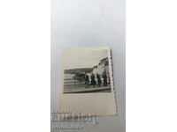 Photo A man and three women on a bridge over the sea