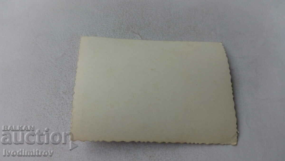 Foto Doi bărbați în parc cu preț € 0.28 | 0.55 BGN Foto Doi bărbați în parc cu preț € 0.28 | 0.55 BGN