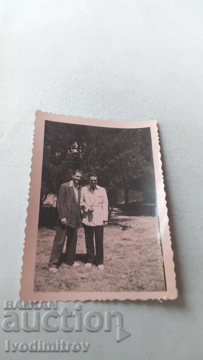 Photo Two men in the park
