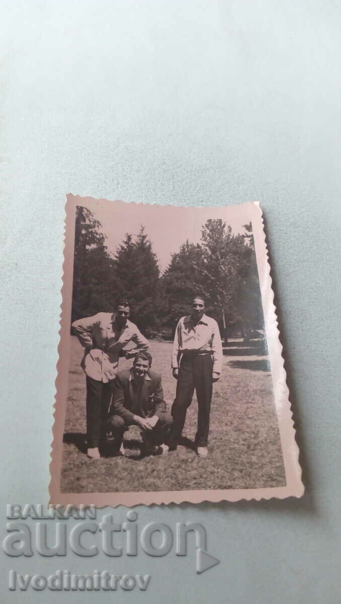 Photo Three men in the park