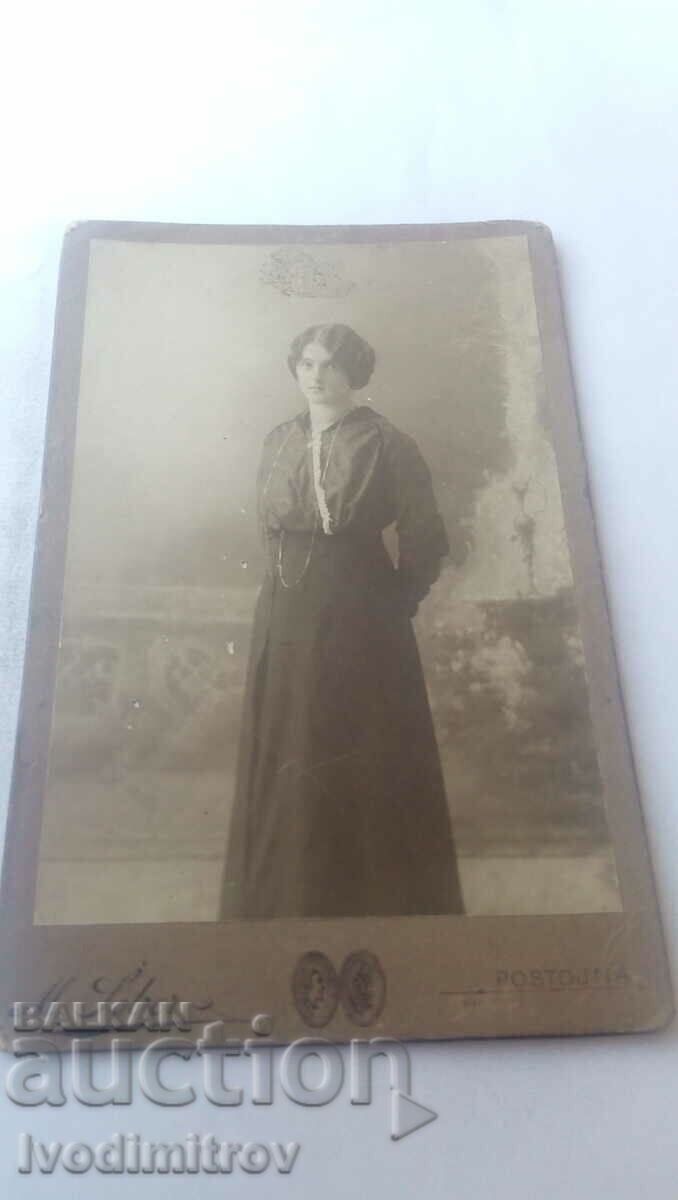 Photo Young woman in a black dress Cardboard